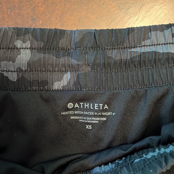 Athleta Size XS printed mesh racer run short 4” - Picture 3 of 3